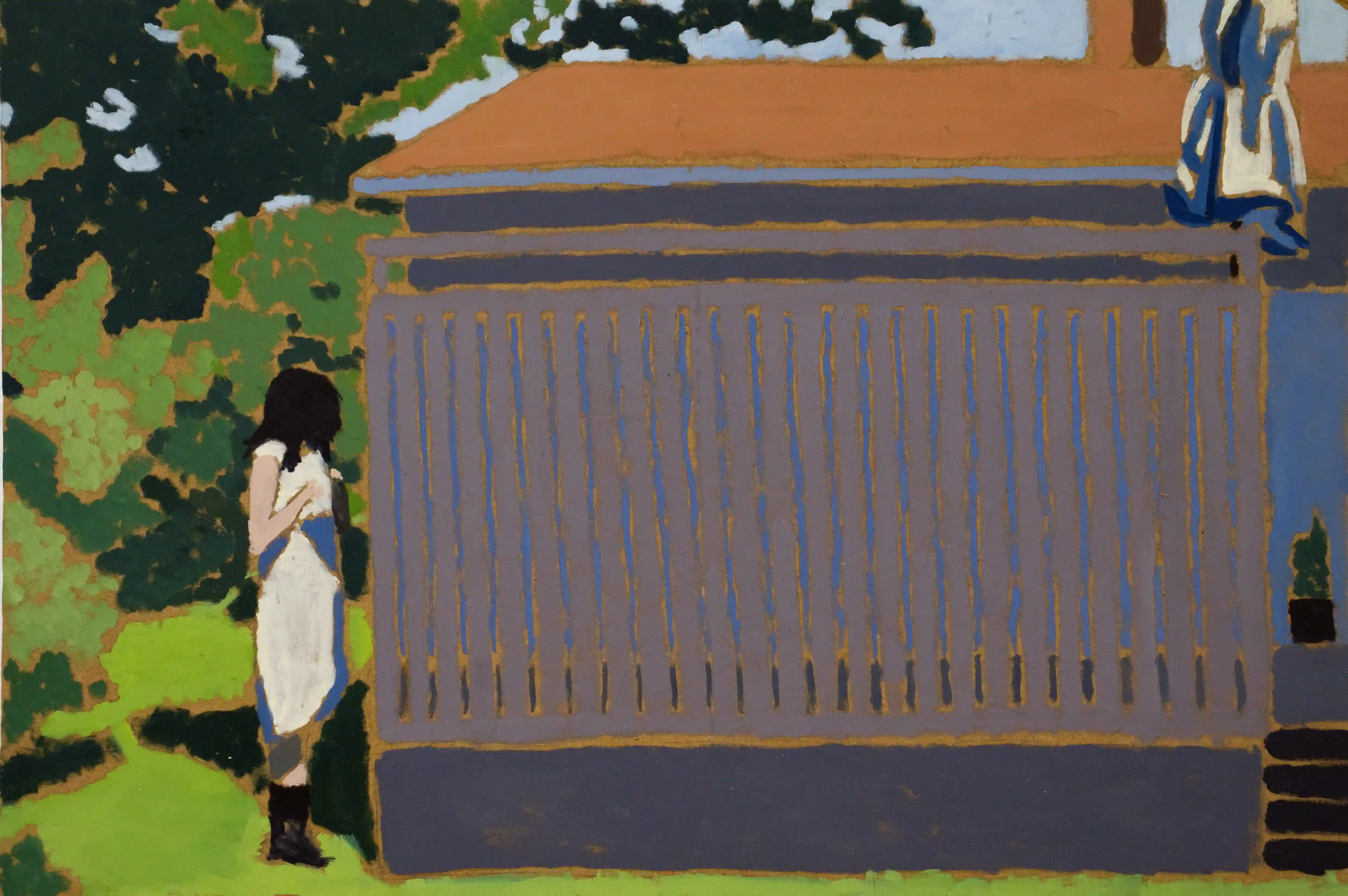 Julia bakom hus - Oliver Woodhouse