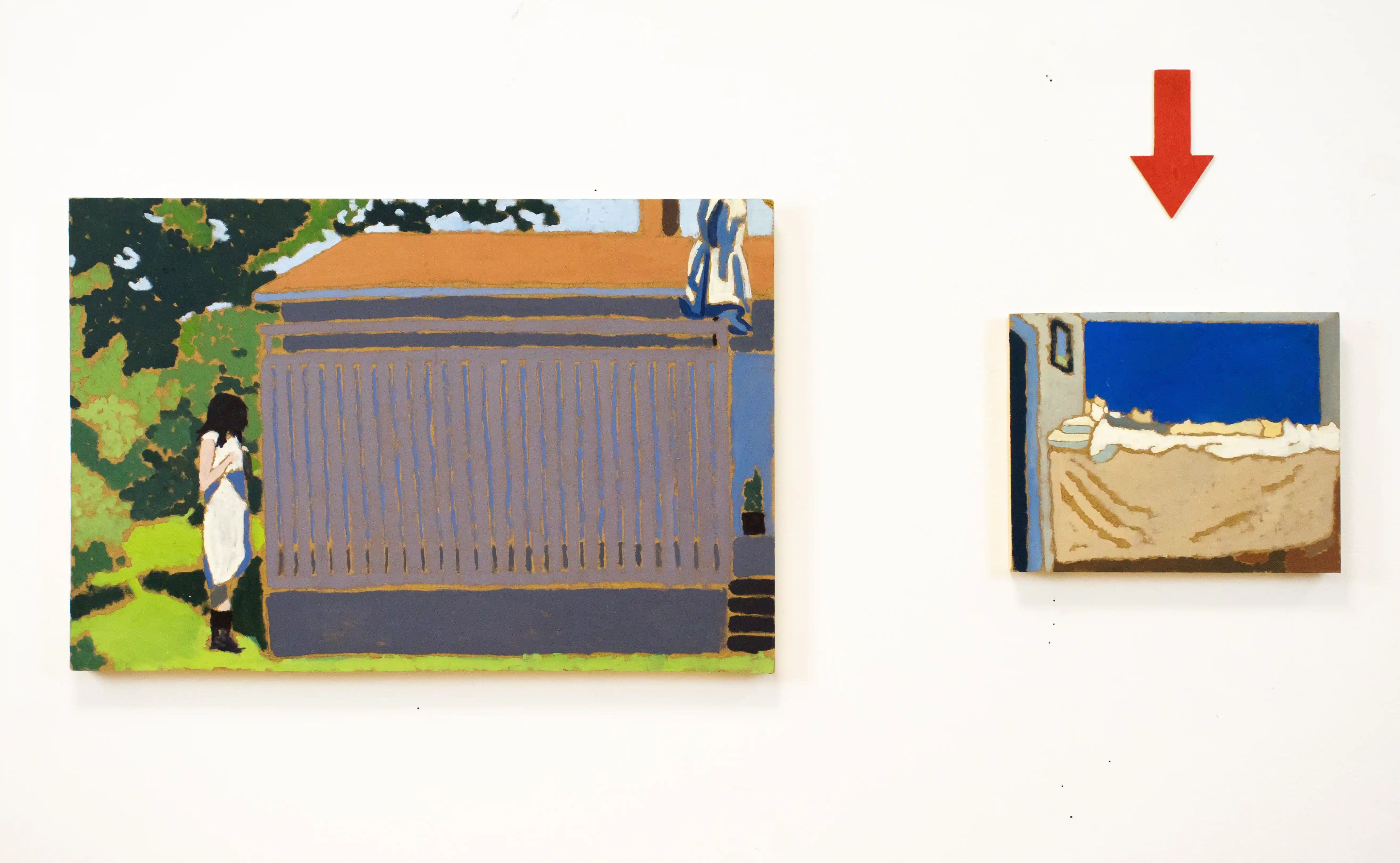 Julia bakom hus och liten hund i säng - Oliver Woodhouse